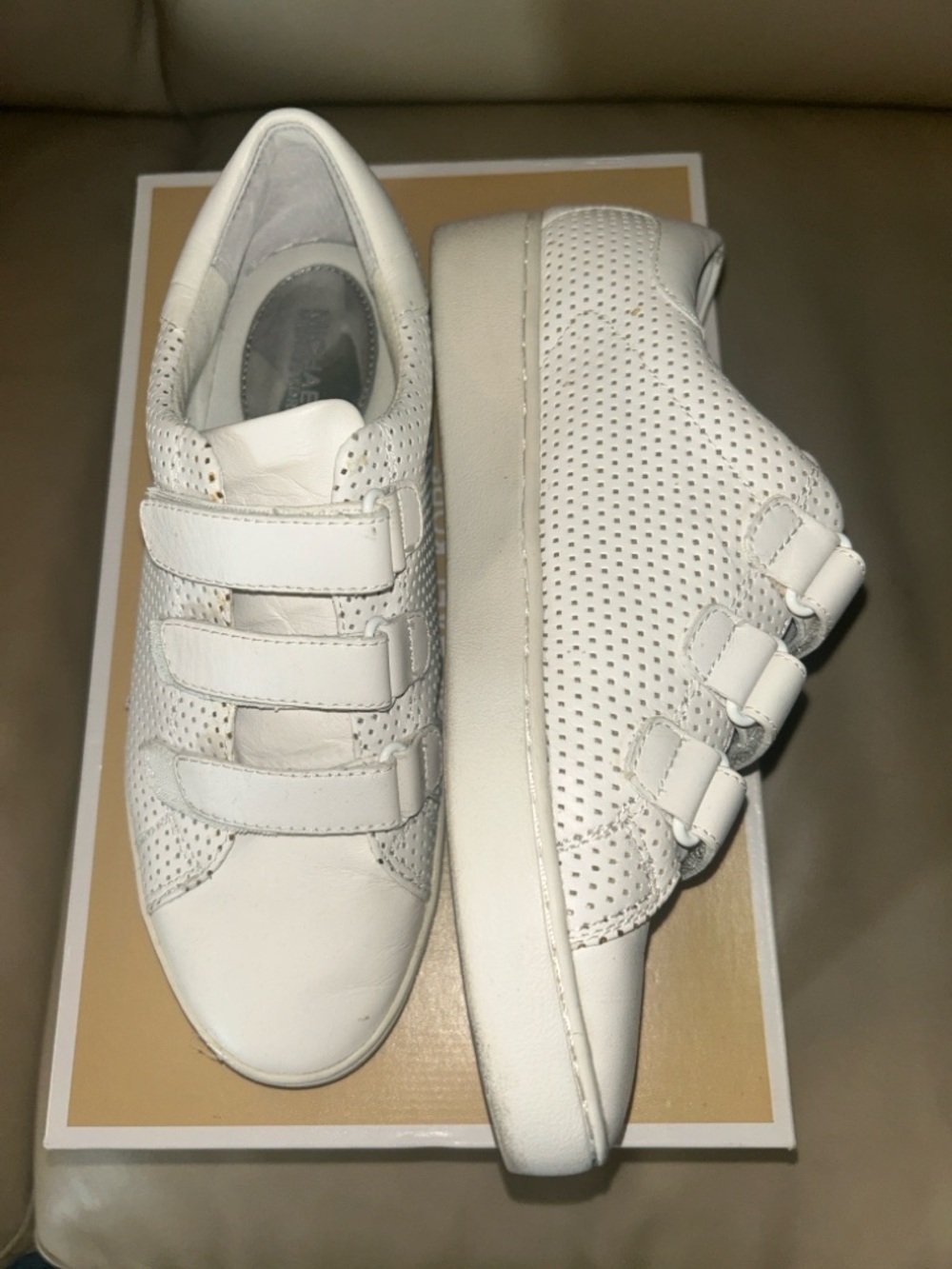 “SEND UR REASONABLE OFFER” 😉 Michael Kors White Leather Triple-Velcro Sneakers 🥰 - Picture 2 of 6